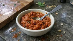 Pesto alla siciliana (pesto rosso) cremoso: pronto in 10 minuti, senza cottura