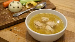 Brodo di cappone limpido e profumato: la ricetta base perfetta per tortellini e risotti