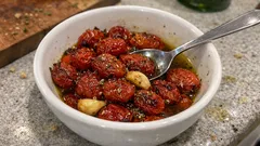 Pomodorini confit al forno: cottura lenta a 140°C per averli appassiti ma succosi