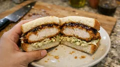 Katsu sando fatto in casa: pollo croccante, cavolo cremoso e salsa tonkatsu