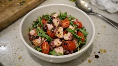 Insalata di polpo con rucola e pomodorini: il trucco per averlo tenero e saporito