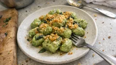 Gnocchi di broccoli morbidi: burro e salvia con pangrattato tostato croccante