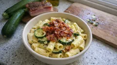 Pasta zucchine e speck cremosa in padella: il trucco dell’acqua di cottura