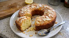 Ciambellone al limone e mandorle: soffice, profumato e facile da preparare in casa