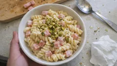 Fusilli cremosi con mortadella e pistacchi: il primo veloce che salva la cena