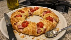 Corona di sfoglia con prosciutto e pomodorini: l’antipasto a ghirlanda che fa festa