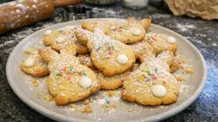 Coniglietti di frolla per Pasqua: friabili, semplici e decorati con cioccolato e zuccherini