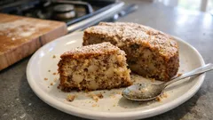 Torta pere e nocciole morbida: la ricetta semplice che profuma di casa
