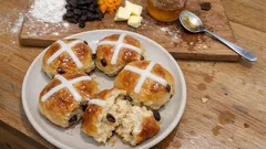 Hot cross buns soffici con uvetta: la ricetta pasquale profumata che riesce sempre