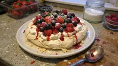Pavlova ai frutti di bosco: croccante fuori, morbida dentro (passo passo)