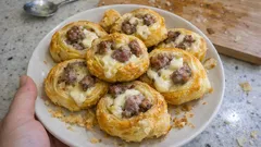 Rustici di sfoglia con salsiccia e stracchino: pronti in 35 minuti, dorati e filanti