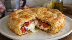 Torta salata peperoni e mozzarella: il trucco del pangrattato per una sfoglia croccante