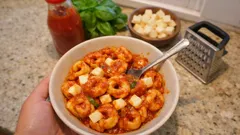 Tortellini al sugo di pomodoro e basilico con scamorza filante: pronti in pochi minuti