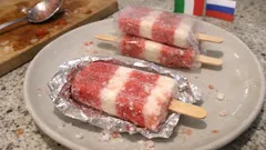Stecchi fragole e panna fatti in casa: gelato a strati senza gelatiera