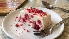 Semifreddo ai lamponi senza gelatiera: cremoso, facile e perfetto da preparare in anticipo