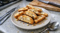 Cantucci senza uova croccanti: il trucco della doppia cottura (profumo di mandorle e rum)