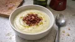 Vellutata di cavolfiore cremosa con pancetta croccante: pronta in 30 minuti