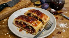 Strudel di susine facile con pasta sfoglia: fragrante fuori, succoso dentro