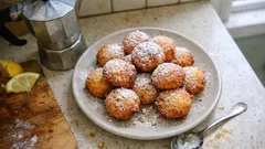 Frittelle soffici allo yogurt e limone (senza uova): pronte in pochi minuti e dorate al punto giusto