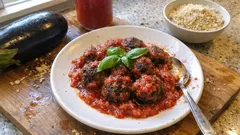 Polpette di melanzane al sugo: morbide dentro, rosolate fuori (con un trucco per non romperle)