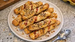 Torcetti di sfoglia salati con pancetta e formaggio: croccanti in 20 minuti