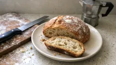 Pane comodo senza impasto: crosta croccante e mollica morbida con la cottura in pentola