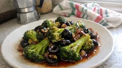 Broccoli affogati con alici e olive nere: il contorno caldo che profuma di casa