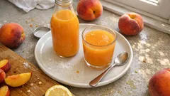 Succo di pesca fatto in casa: morbido, profumato e pronto da imbottigliare