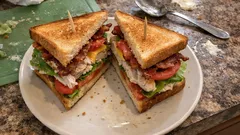Club sandwich fatto in casa: bacon croccante e strati perfetti, come al diner