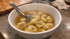 Cappelletti in brodo fatti in casa: ripieno saporito e sfoglia sottile, passo passo