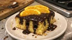 Poke cake all’arancia senza uova: la torta morbida con ganache al cioccolato che entra nei fori