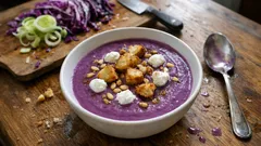 Vellutata di cavolo viola con robiola: cremosa e leggera, pronta con pochi ingredienti