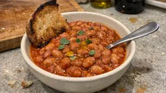 Fagioli in padella alla Bud Spencer: cremosi e al pomodoro, perfetti per la scarpetta