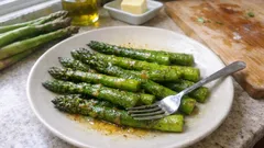 Asparagi in padella con burro e olio: il contorno primaverile che riesce sempre
