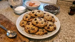 Biscotti al cucchiaio senza glutine: maxi cookies leggeri pronti in 15 minuti