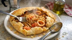 Spaghetti in crosta allo scoglio: come farli dorati fuori e succosi dentro