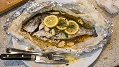 Orata al cartoccio al forno: il metodo semplice per un pesce succoso con limone e rosmarino