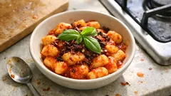 Gnocchi al pomodoro con peperoni cruschi: il tocco croccante che fa la differenza