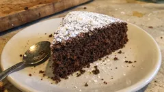 Pan di Spagna al cioccolato alto e soffice: la base perfetta da farcire