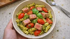 Pasta alla carlofortina: fusilli con tonno scottato, datterini e pesto cremoso