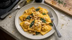 Ravioli di zucca al burro e salvia: ripieno cremoso e sfoglia sottile