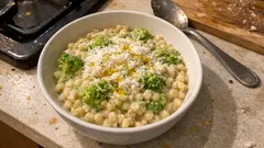 Fregula sarda con broccolo romanesco: cremosa come un risotto, senza panna