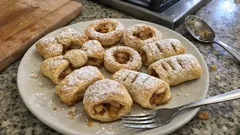 3 dolcetti con pasta sfoglia e mele: fiocchetti, ciambelline e mini strudel pronti in poco tempo