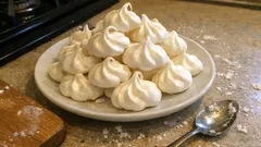 Meringa francese croccante e leggera: la ricetta facile per ciuffi bianchi perfetti
