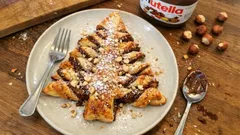 Alberelli di sfoglia alla Nutella: il dolcetto di Natale scenografico che si fa in 15 minuti
