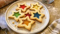 Biscotti di vetro natalizi: la ricetta facile per una vetrata brillante