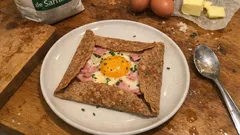 Galette di grano saraceno con uovo, prosciutto e formaggio: pronta in padella