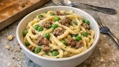Pasta con piselli, robiola e salsiccia: cremosa e pronta in una sola padella