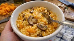 Risotto zucca e funghi cremoso: il trucco della purea per farlo “all’onda”