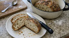 Pagnotta ai semi misti cotta in pentola: crosta croccante anche senza forno